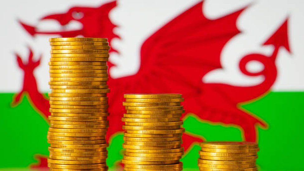 专家警告说，威尔士议会未来将面临近7.5亿英镑的资金缺口