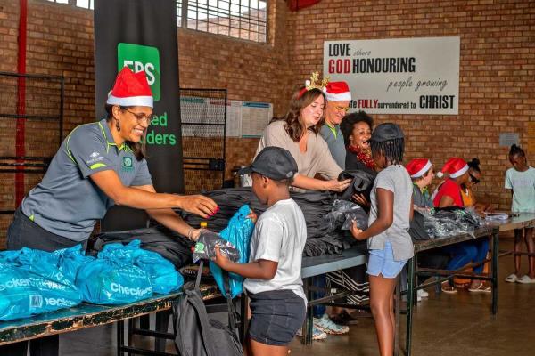 FBS和教育非洲在南非为有需要的家庭带来圣诞快乐