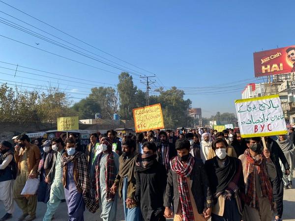 巴基斯坦:在德拉伊斯梅尔汗举行大型集会后，俾路支人在伊斯兰堡举行抗议