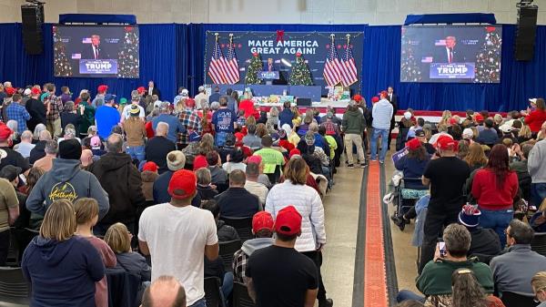 Do<em></em>nald Trump urges Iowa supporters to caucus