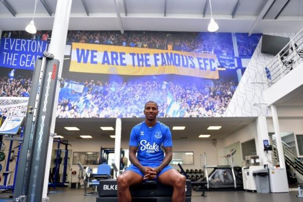 Young becomes Everton’s first summer signing