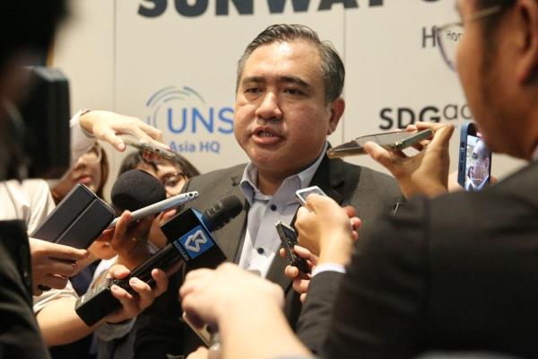 Anthony Loke: Govt offers 200 PSV bus licences to B40 in east coast for free