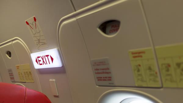 飞机紧急出口的座位应优先分配给穿制服的人员