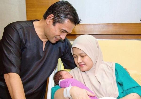 Angkasawan博士Sheikh Muszaphar和妻子欢迎他们的第七个孩子(视频)