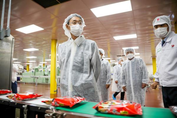Chairman Shin Dong-won inspects Shin Ramyun's production facilities at Nongshim's plant in California, US. (Nongshim)