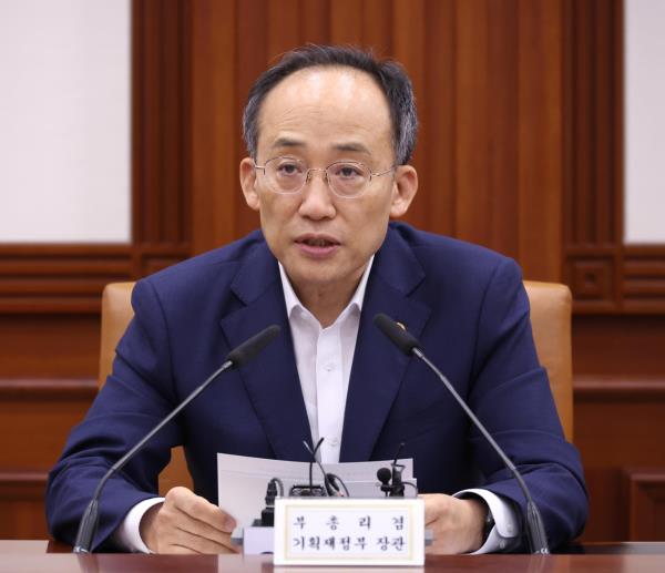 Finance Minister Choo Kyung-ho during a meeting with economy-related ministers in Seoul on Wednesday (Ministry of Eco<em></em>nomy and Finance)