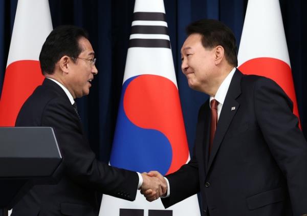 President Yoon Suk Yeol and Japanese Prime Minister Fumio Kishida, who visites Korea for a summit, shake hands after a joint press co<em></em>nference held at the presidential office in Yongsan, Seoul on May 7. (Yonhap)