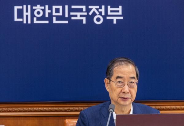 Prime Minister Han Duck-soo speaks during a Cabinet meeting on Tuesday. (Yonhap)