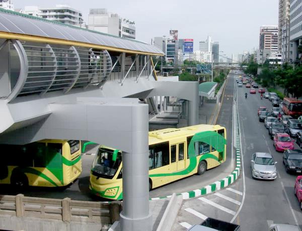 曼谷快速公交服务继续运行