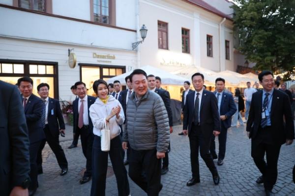 President Yoon Suk Yeol and first lady Kim Keon Hee takes a walk in the old town area of Vilnius on Mo<em></em>nday evening. (Yonhap)