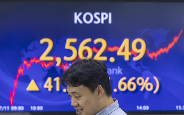 An electro<em></em>nic board showing the Korea Composite Stock Price Index at a dealing room of the Hana Bank headquarters in Seoul on Tuesday. (Yonhap)