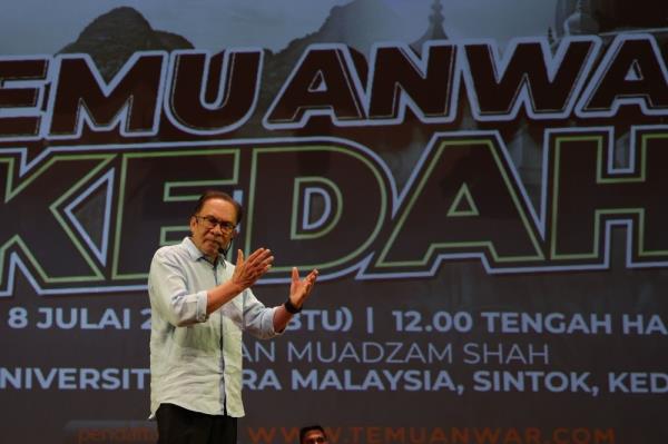 安华问马哈蒂尔，你当了20年首相，马来人怎么还在输