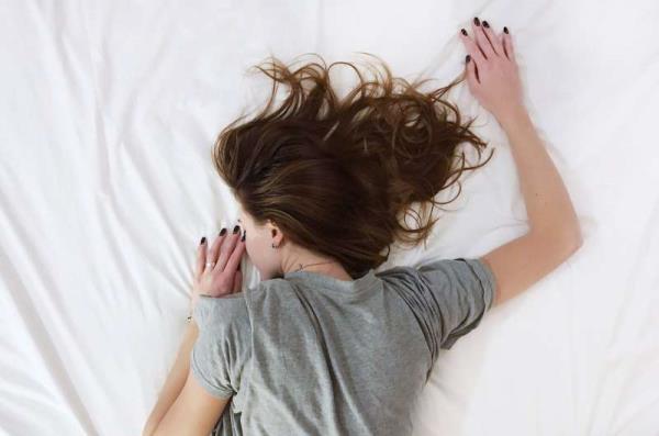 睡眠皱纹是真实存在的:以下是它们是如何留下印记的