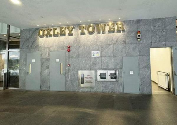 “几乎没有氧气了”:奥克斯利大厦的电梯从7层跌落，一名男子被困了一个多小时