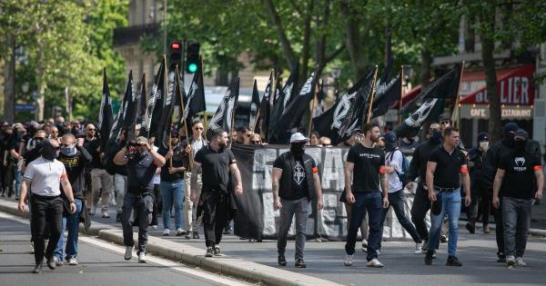 近1000名蒙面新纳粹分子举行大规模游行，巴黎陷入混乱