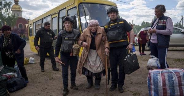 在俄罗斯的袭击下，乌克兰边境小镇只剩下几百名居民