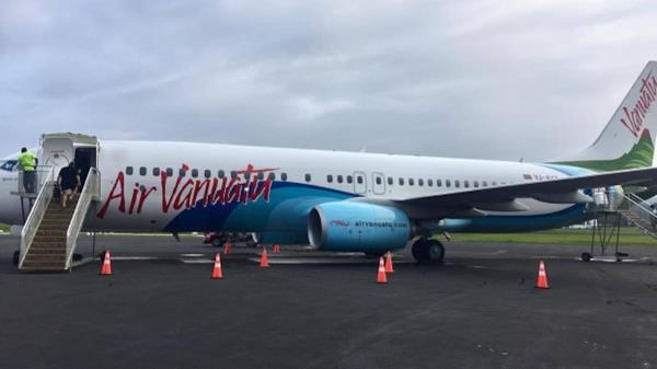 滞留瓦努阿图航空公司的乘客除了等待决定外别无选择