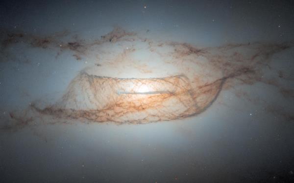 哈勃最锐利的视角:揭示了透镜状星系的尘埃和暗物质