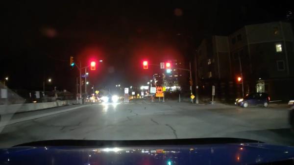 观看:本田技术公司驾驶客户汽车闯红灯，差点被撞到