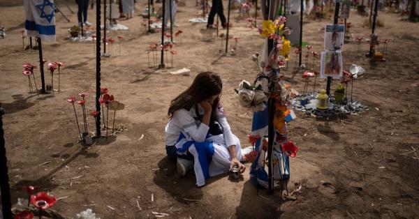 以色列人前往10月7日袭击地点纪念全国哀悼日